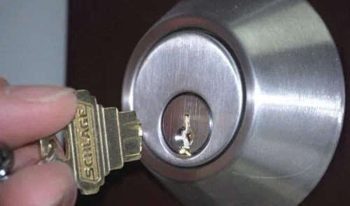 Royal Locksmith Store Kansas City, MO 816-227-1013 - key-broke-in-lock